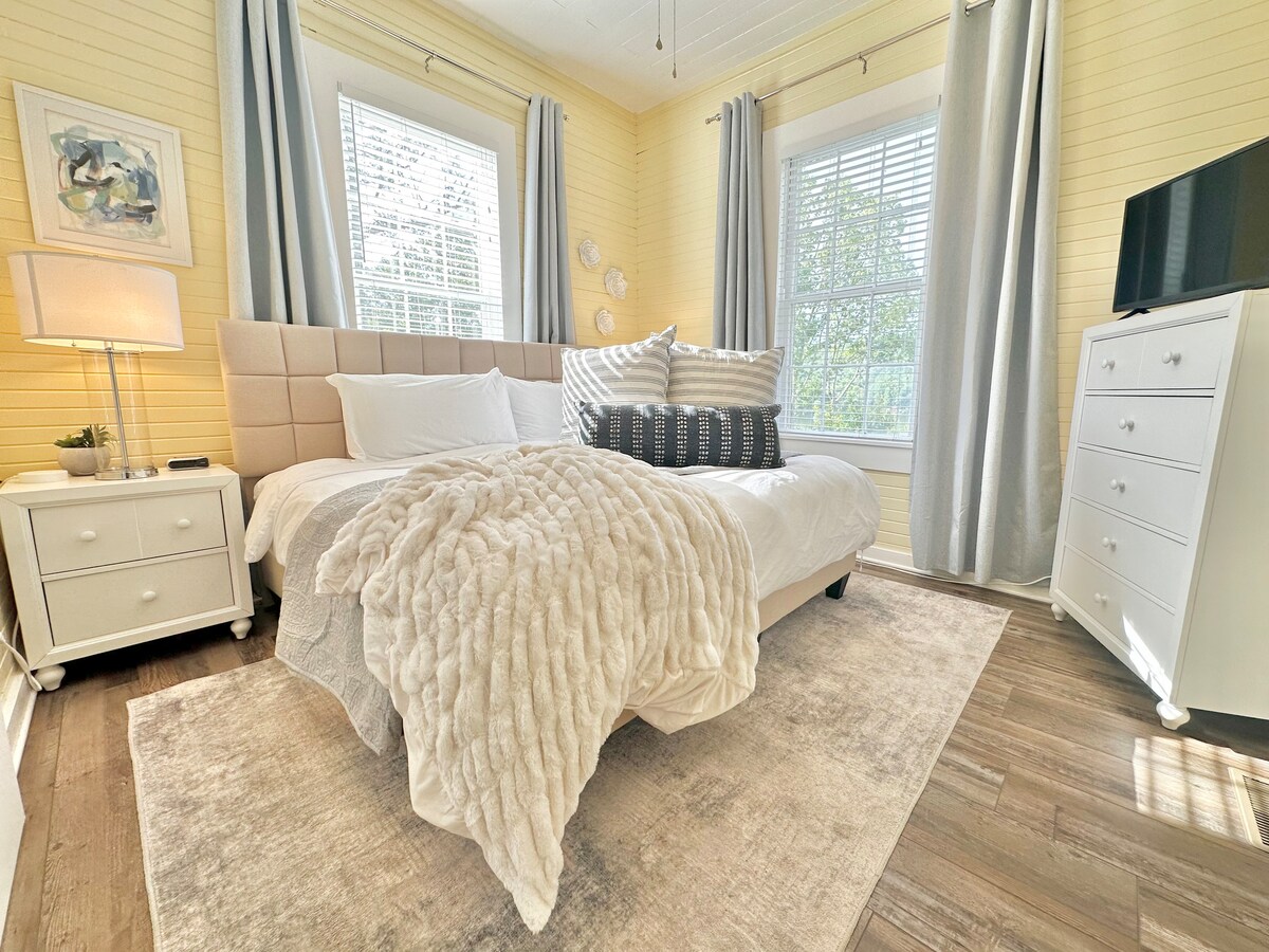 „Imperfect Perfection“ Yellow Master enSuite. Manželská posteľ alebo 2 samostatné postele (2 lôžka). Na požiadanie je možné túto posteľ nastaviť ako manželská posteľ alebo 2 samostatné postele. Ak sa nevyžaduje aspoň 7 dní pred príchodom, bude predvolene nastavená ako manželská posteľ.