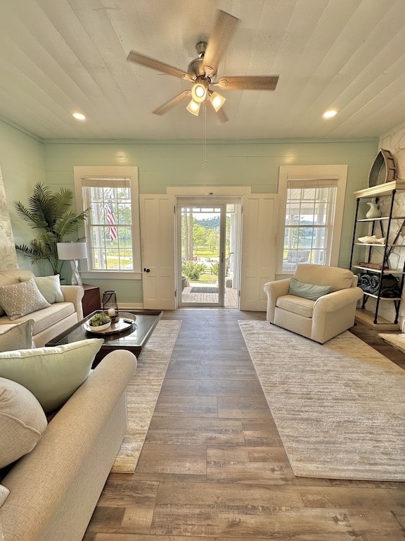 „Dokonalá dokonalosť“ v obývacej izbe. Obývací priestor tohto bývania má dvere a zámok, ktorý možno v prípade potreby zatvoriť a vytvoriť tretiu spálňu. Rozkladacia pohovka je v plnej veľkosti. Veľkosť izby je 12 x 19.