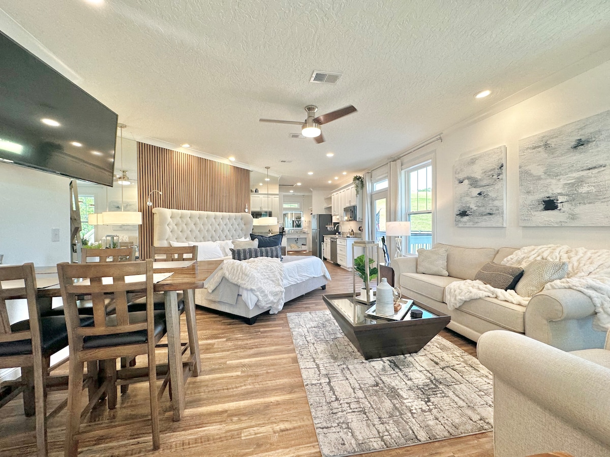 Spoločný priestor/spálňa „Štúdio B“. Manželská posteľ a pohovka s manželskou posteľou (pre 4 osoby)