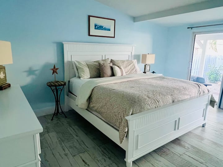 Прекрасна крајбрежна спална соба со екстра удобен брачен кревет (широк 150-179 см)