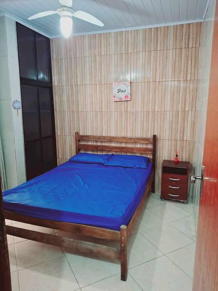 Спална соба 1 на долниот кат_двоен кревет,  шкаф,  огледало, тавански вентилатор, завеса за затемнување. 