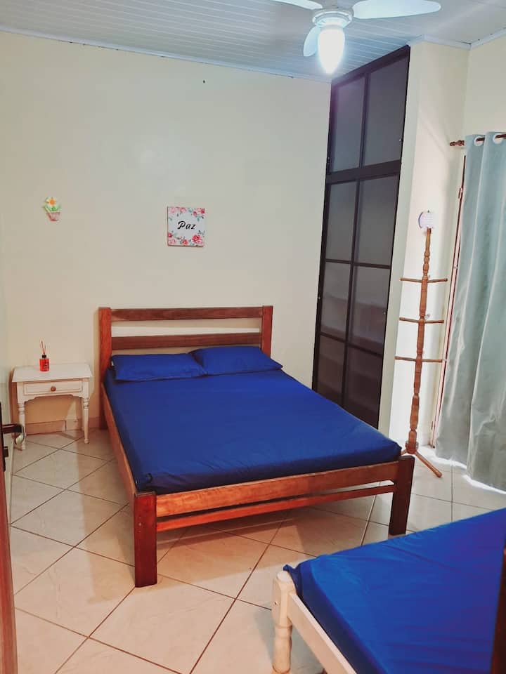 Спална соба 3 на горниот кат_двоен кревет, единечен кревет, шкаф,  огледало, тавански вентилатор, завеса за затемнување. 