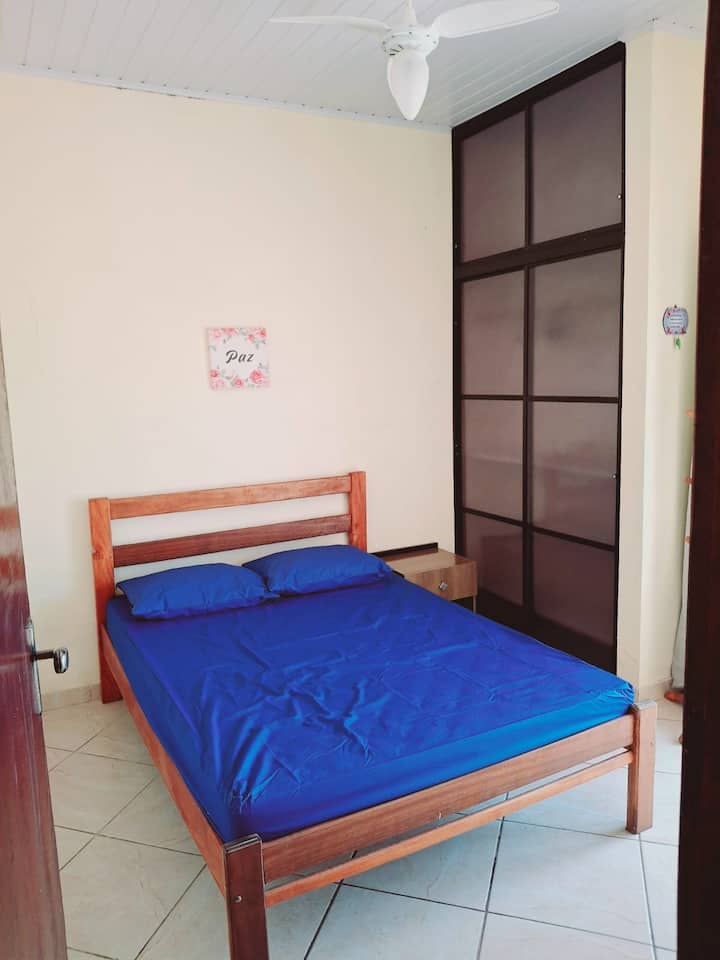 Соба 4 на горниот кат_двоен кревет, шкаф,  огледало, тавански вентилатор, завеса за затемнување. 