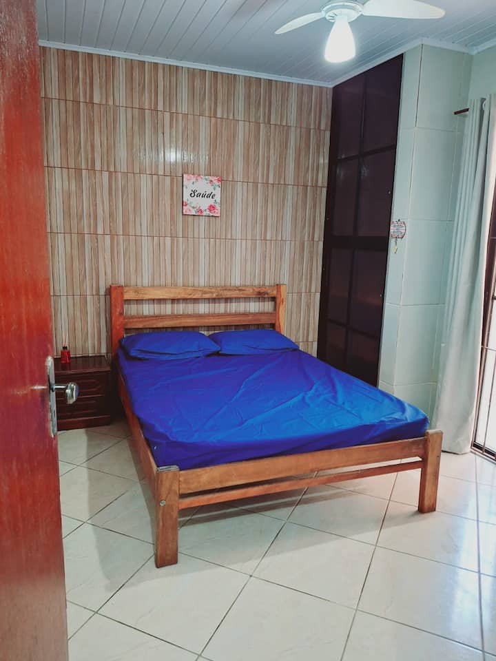 Соба 2 на долниот кат_двоен кревет,  шкаф,  огледало, тавански вентилатор, завеса за затемнување. 