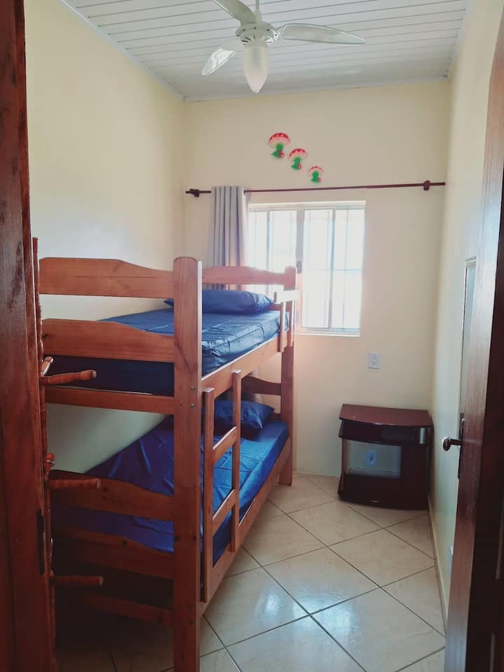 Соба 6 на горниот кат_ кревет на спрат,  огледало, тавански вентилатор, завеса за затемнување. 