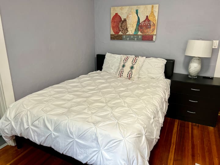 Newton Studio, 4 Minutes Walk To T With Parking - Newton, MA