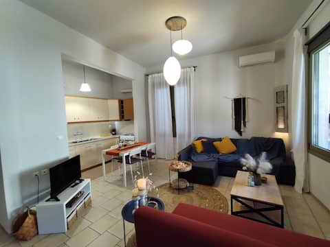 Top Airbnb: Art apartment in the center in Δήμος Επιδαύρου