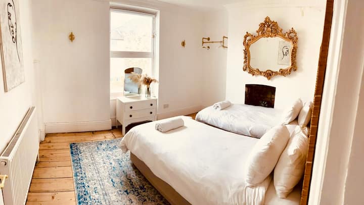 Chic, cosy & twinning in style — your seaside snooze spot awaits.