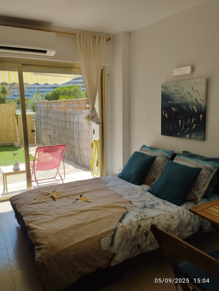 BZ 140 cm sofa bed, very comfortable.
Air conditioned.
Several sets of sheets.
Pillows and duvet 
Sleep with a view of the outside.
Blind shutter to block out the light.
Double glazed bay window 