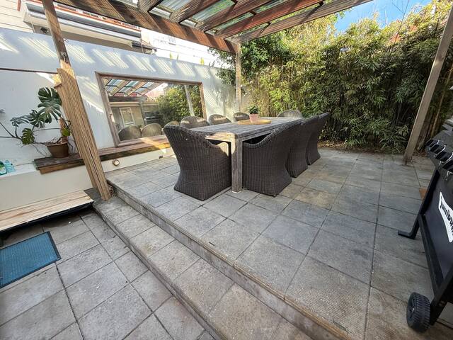 Stunning Beach House 300m to the Sand gallery image 5