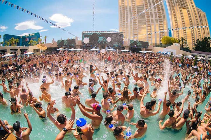 Mgm Balcony Stripview King Suite+free Valet+pools - Las Vegas, NV