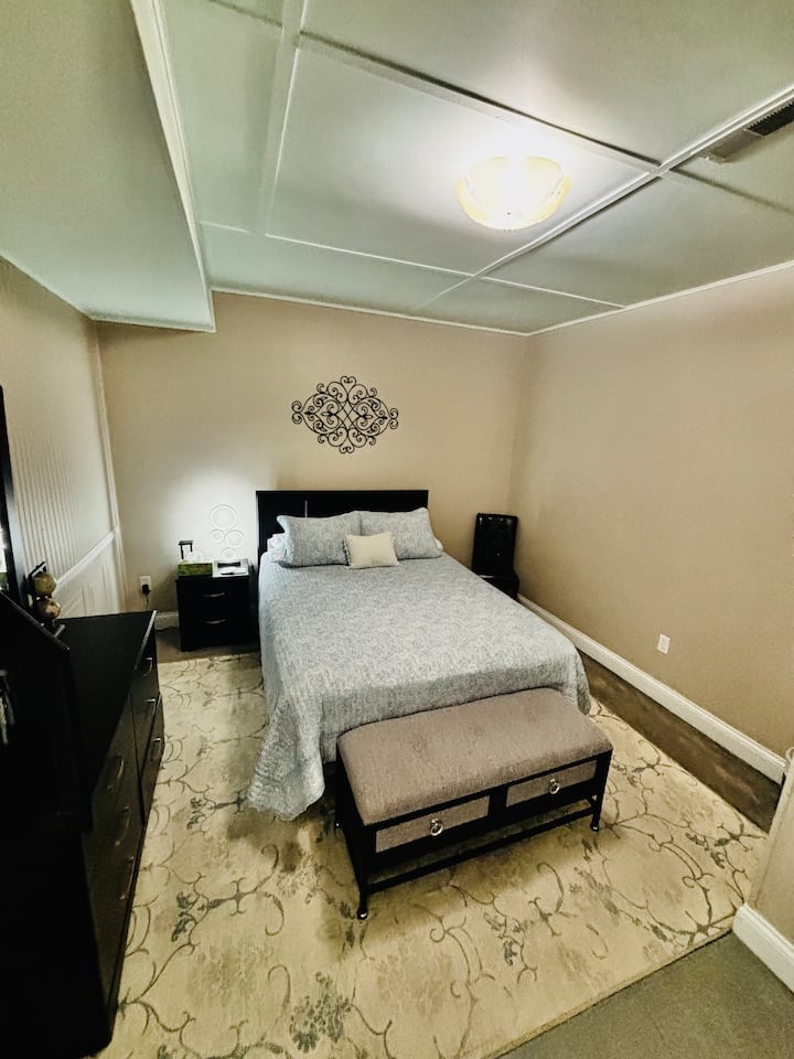 Queen Bed room downstairs with 32in smart tv (firestick) 