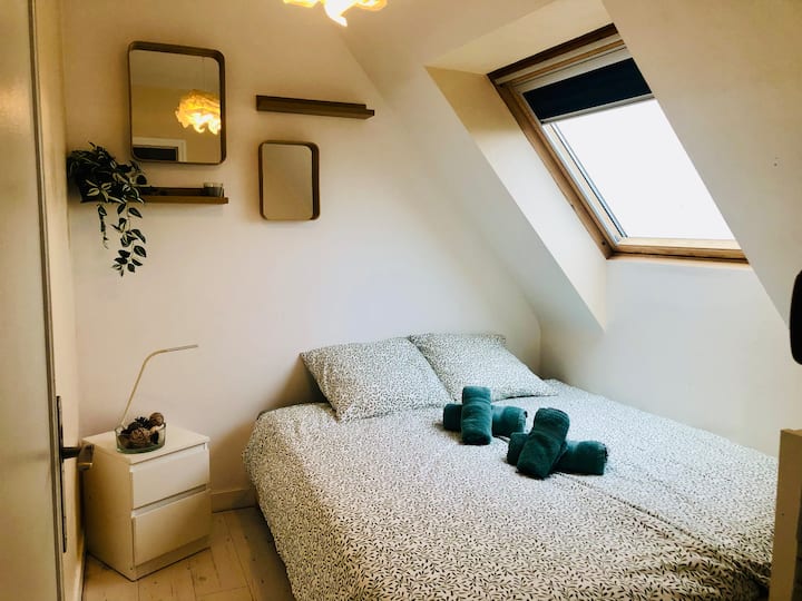 Habitación adicional en función del número de viajeros previstos:  pequeña habitación preparada con 2 camas individuales, o bien preparada con la estructura puesta en cama doble Queen  (2x80).