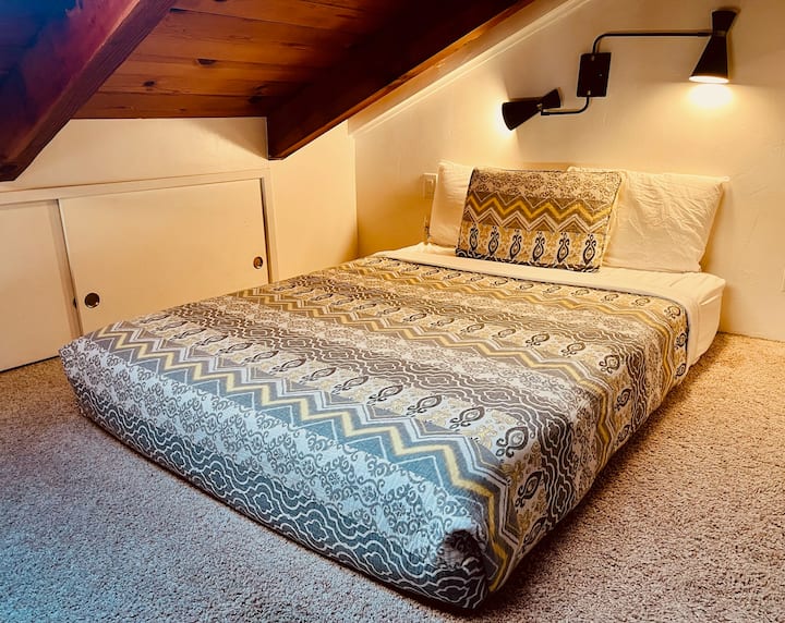 1 cama doble en el espacio para dormir de nuestro loft