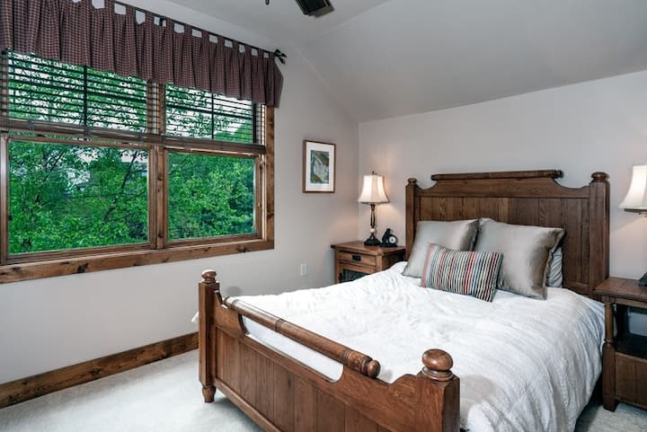 კერძო, მყუდრო სასტუმრო ოთახი ორადგილიანი საწოლით და საკუთარი აბაზანით.