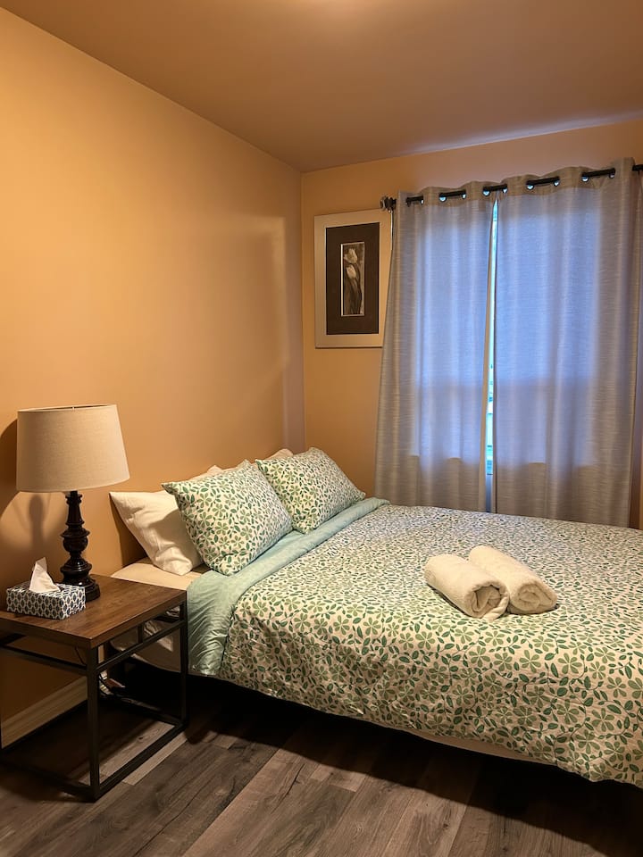 cama tamaño queen en el piso principal