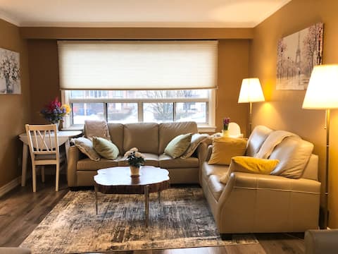 Top Airbnb: Super Cozy Home in Toronto - Just 2 stops to Union in Etobicoke—Lakeshore