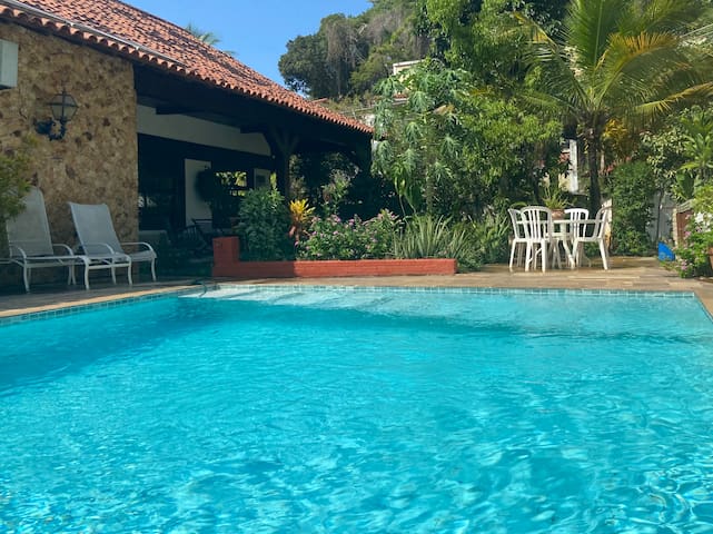 Casa Linda de Paquetá – piscina e suítes