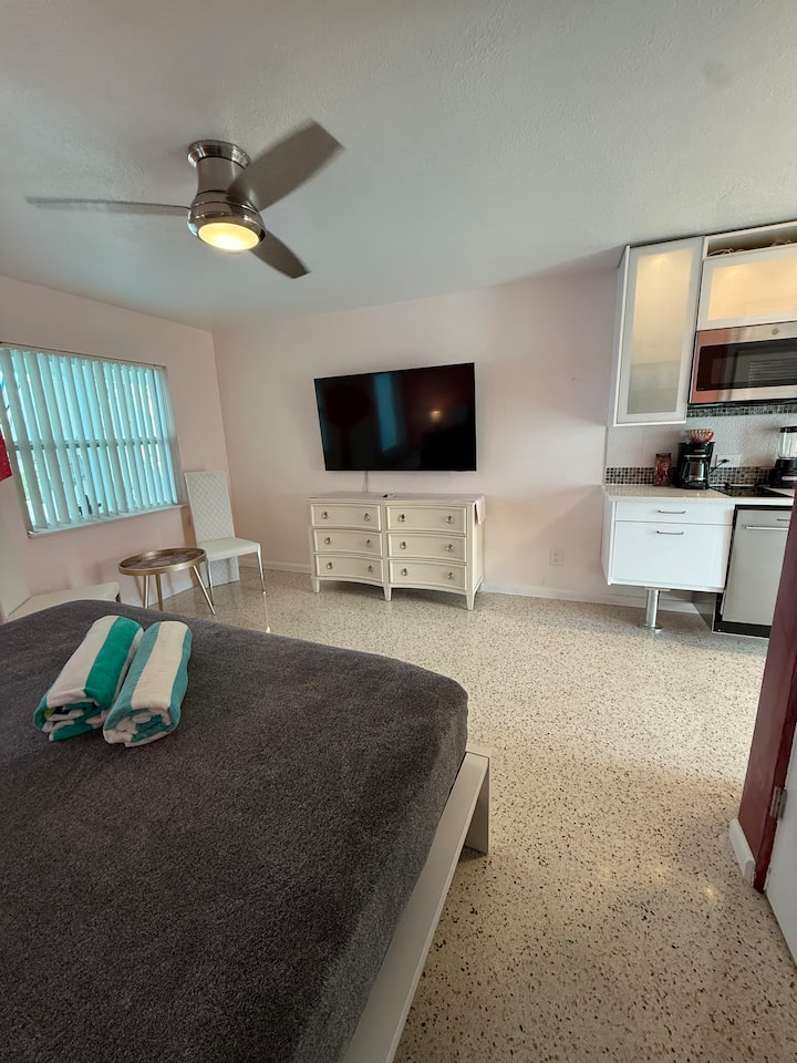 Beach-steps Away! Waterfront Pool View!5 - South Pasadena, FL