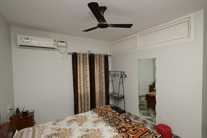 Bedroom 1 image 4