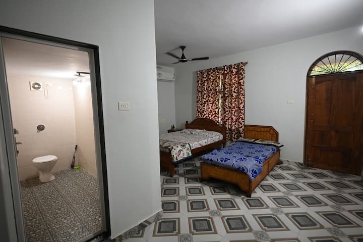Bedroom 2 image 4