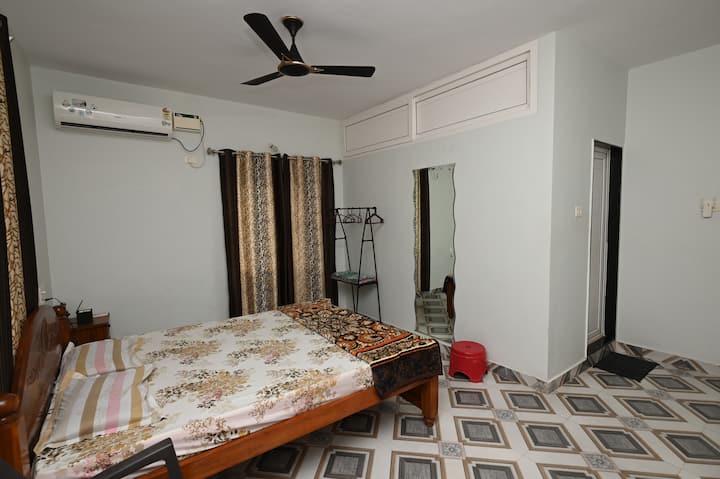 Bedroom 1 image 3