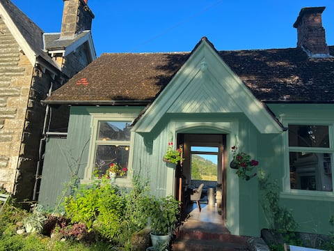 Sleeps 12. The Old pink library by loch and river