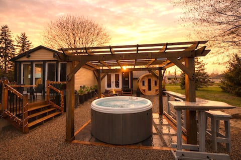 Sauna ~Creek Front~ Hot Tub~ Fire Pit~Pet Friendly