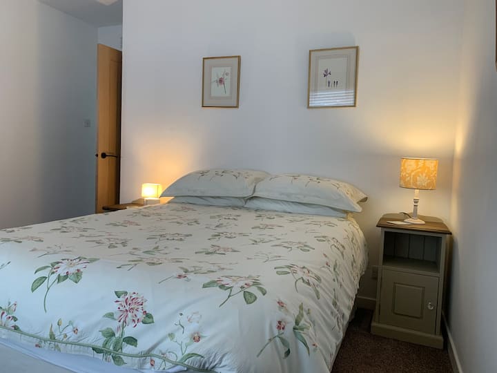 Ოჯახის წევრის ბოტანიკური ნახატები მეორე საძინებელში.