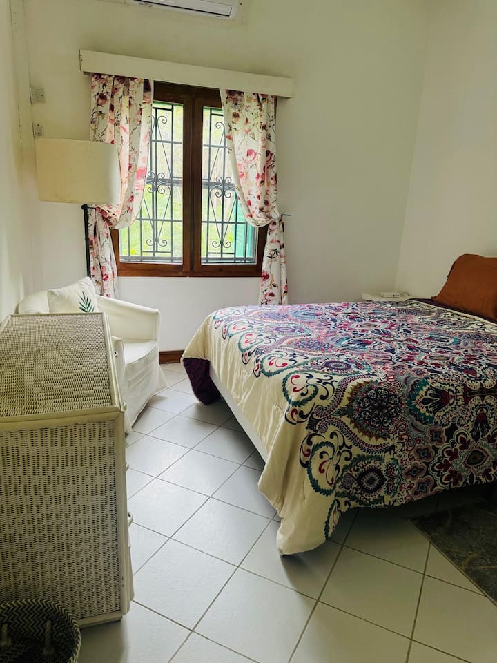 ห้องนอนที่ 2 เตียงควีนไซส์