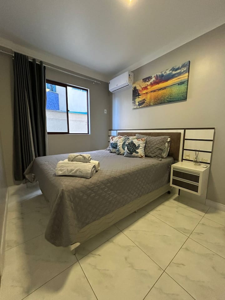 Dvojlôžková izba/apartmán s klimatizáciou, manželskou posteľou Queen a šatníkom.