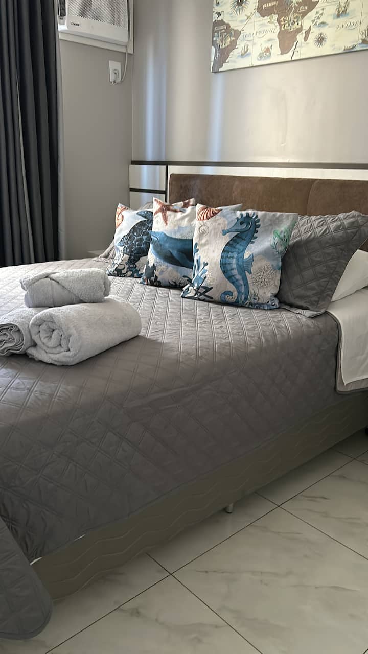 双人房/套房，配有空调、标准双人床和衣柜。