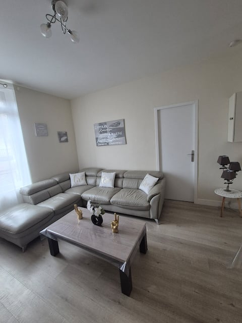Top performing Airbnb: Apartment with private parking, WIFI included in Dieppe