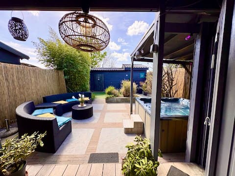 1001 Nights Luxury Spa Oasis with jacuzzi & sauna