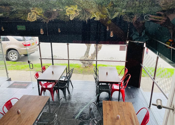 Პირველ სართულზე არის ცალკე რესტორანი, რომლის გასვლაც სტუმრებს შეუძლიათ 