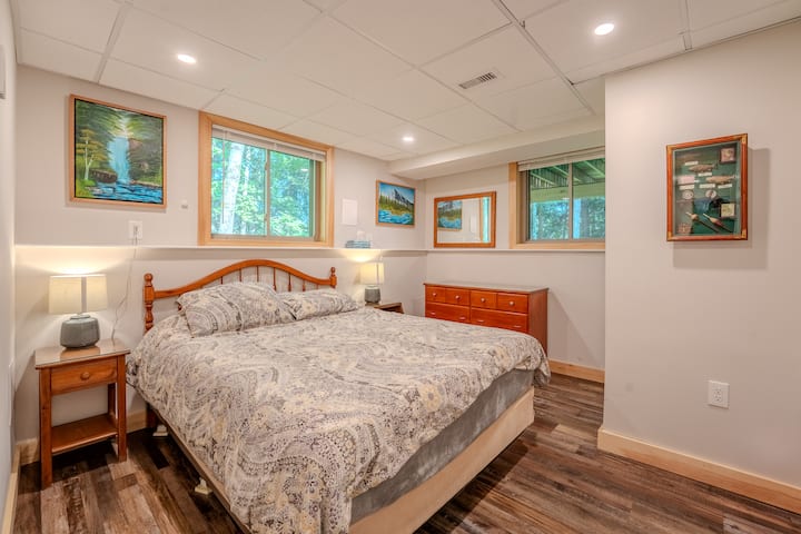 Queen bed, lower level next to bathroom 