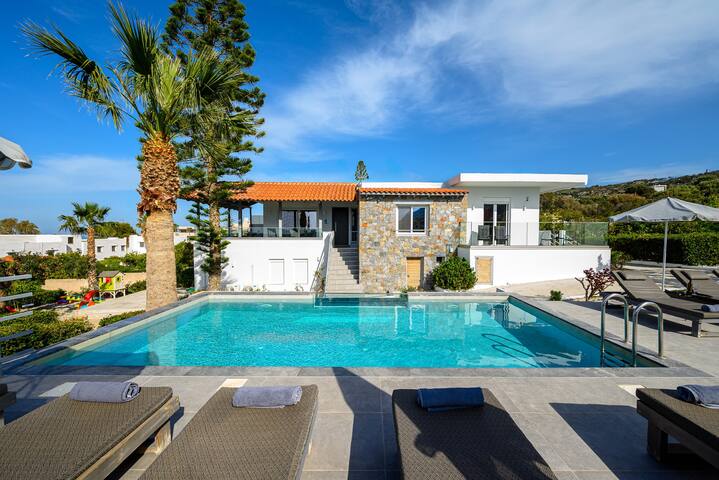 Queen’s Gem Luxury Villa – Heated Jacuzzi & Pool gallery image 2