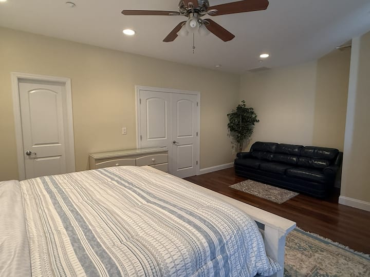 Dormitorio principal con cama tamaño king