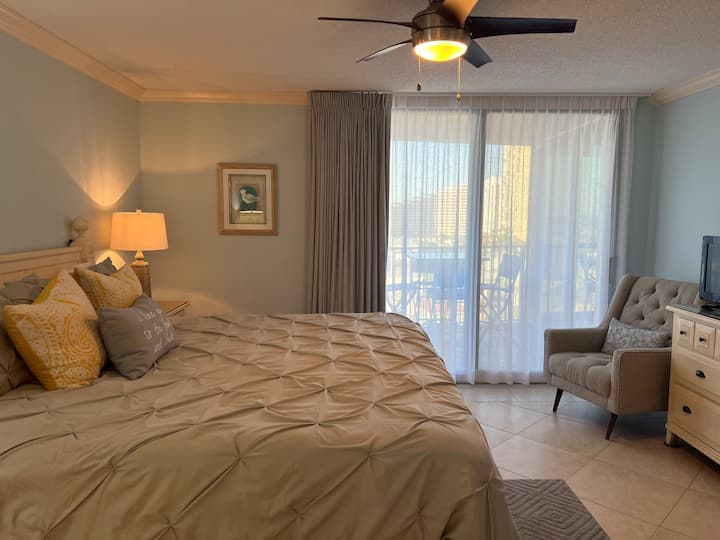 มาสเตอร์มีเตียงขนาดคิงไซส์และประตูแยกไปยังระเบียง