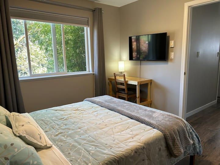【CORTIS】 エアビーアンドビー airbnb トレカセット　未開封 Forest Retreat • Hot Tub & Sauna by Thetis Lake - Guest suites for