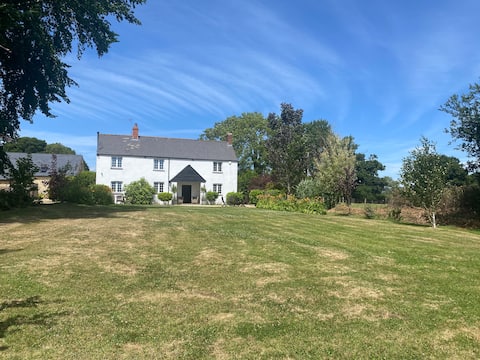 Lower Park Farmhouse near Lyme Regis (sleeps 7)