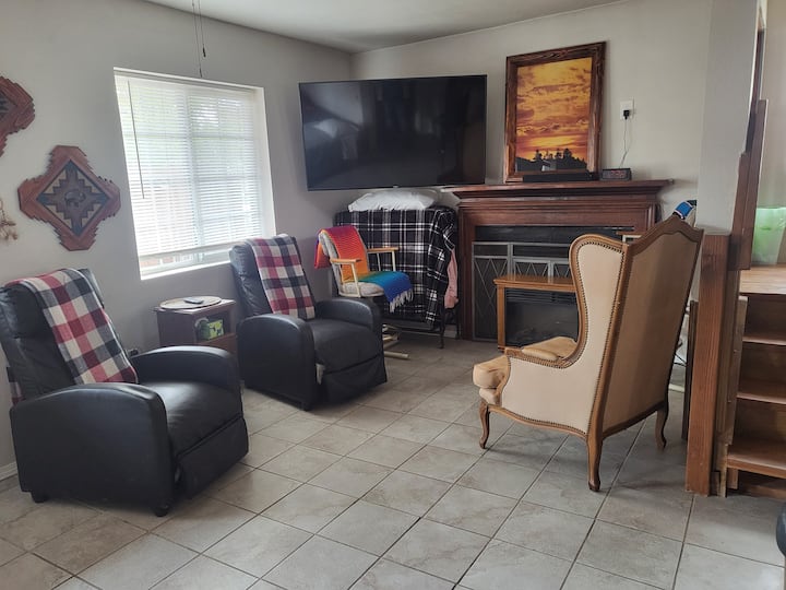 Dream Catcher-spacious-group And
Pet Friendly - Truth or Consequences, NM