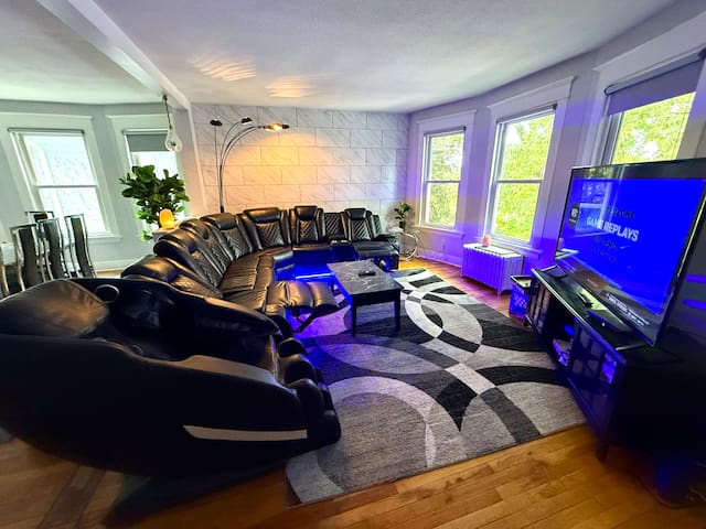 Pleasant Mansion Uptown/Downtown by Lux Life