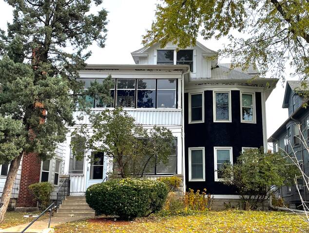 Pleasant Mansion Uptown/Downtown by Lux Life gallery image 4