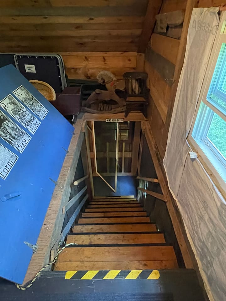 Las escaleras del comedor en el primer piso conducen al loft para dormir.