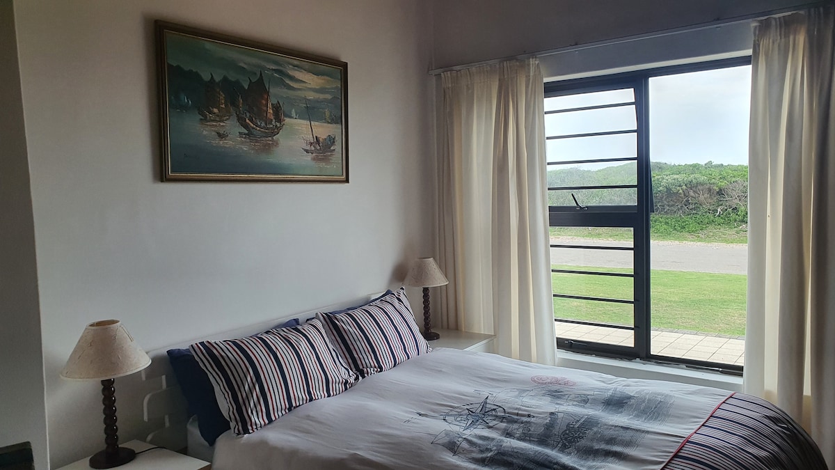 Двойно легло с нощни лампи и изглед към природния резерват