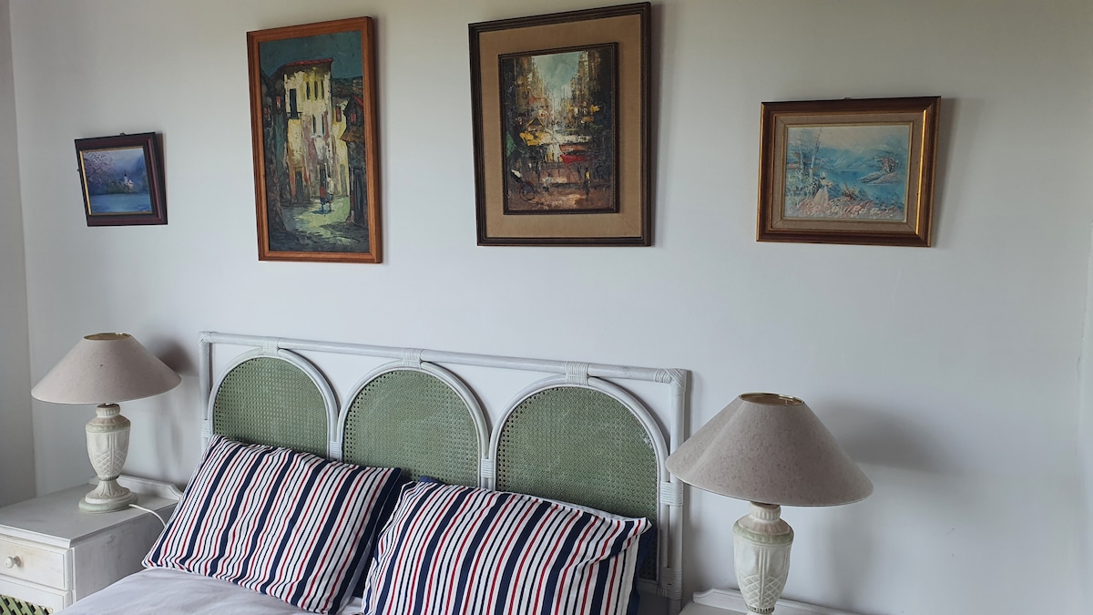 Двойното легло има две нощни лампи