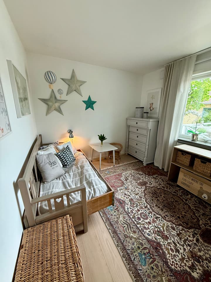 Спалня с единично легло, също детска стая/стая за игри. Възможност за добавяне на допълнително легло
