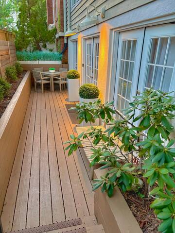 Modern, Chic, Walk to Shops, Park with Parking
