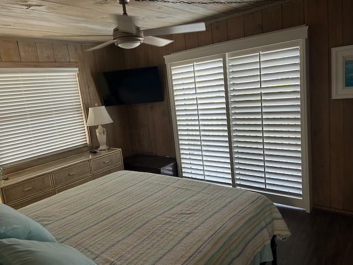 غرفة نوم رئيسية بسرير كينج ووسائد إضافية وتلفزيون ذكي